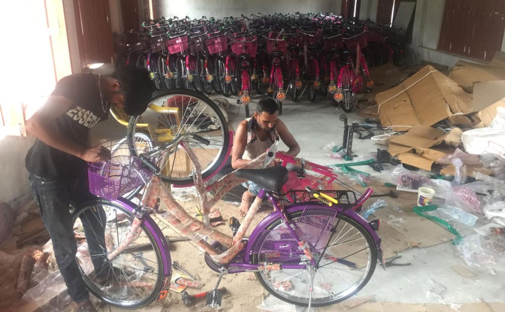 मनहरी गाउँपालिका वडा नं. ४ को कार्यालयको सहयोगमा विद्यार्थीलाई प्रदान गर्न तयार गरिएको साइकल ।