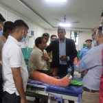 दुर्घटनामा घाइते भारतको राजस्थान बस्ने ७२ बर्षीय सुरेस चन्द्र चक्रवती सहितको अवस्था बारे हेटौँडा अस्पताल पुगेर जानकारी लिर्दै मकवानपुरका प्रमुख जिल्ला अधिकारी सुर्यप्रसाद सेढाई । तस्विर:अनिल पराजुली