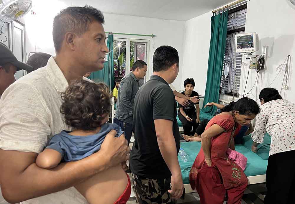 मनहरी अस्पतालमा उपचारका लागि ल्याइएका घाइते।