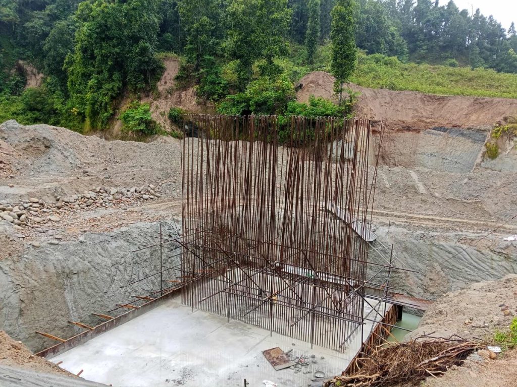 चिरुवा खोलामा निर्माण हुँदै गरेको लखन खहरे हुँदै श्री ज्ञान मन्दिर आधारभूत विद्यालय जोड्ने पक्की पुल ।