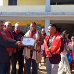 अशोक सामुदायिक वन उपभोक्ता समूहको ३१औँ वार्षिक साधारणसभामा सम्मानित हुँदै सञ्चारकर्मी भीमसेन पौडेल ।