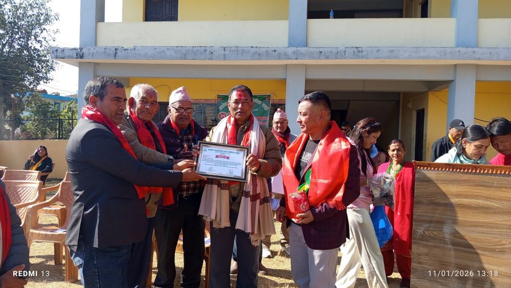 अशोक सामुदायिक वन उपभोक्ता समूहको ३१औँ वार्षिक साधारणसभामा सम्मानित हुँदै सञ्चारकर्मी भीमसेन पौडेल ।